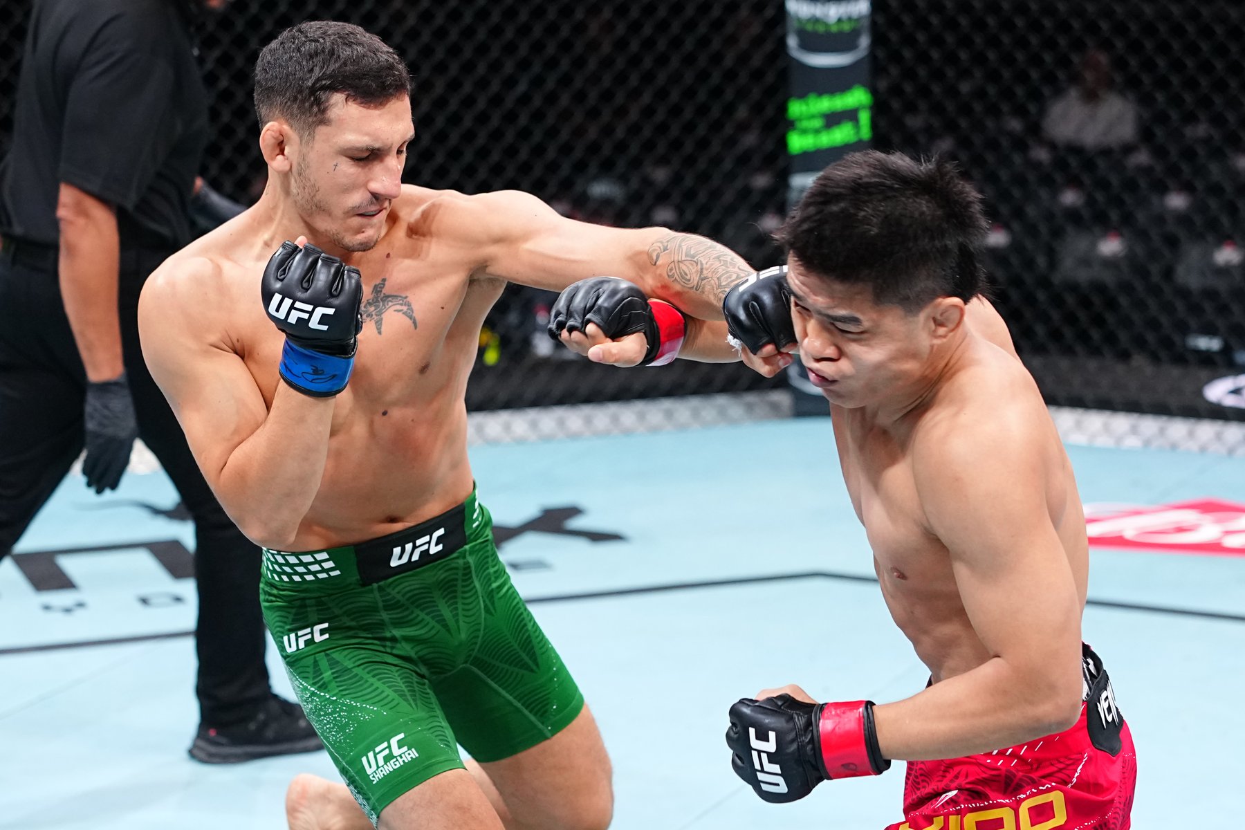 Francesco Nuzzi colpisce Xiao Long a UFC Shanghai